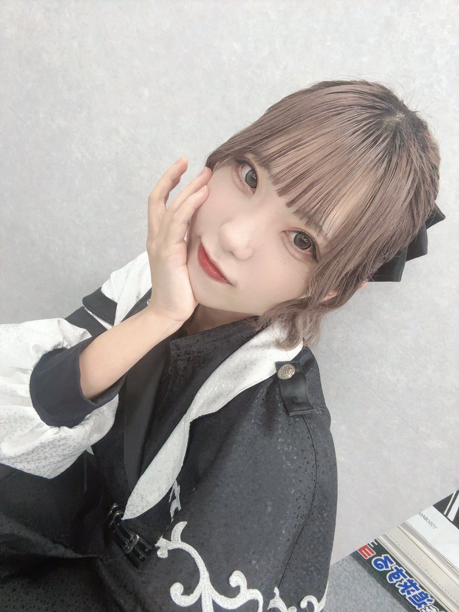 tokiusa_azusa's tweet photo. 痩せたけど手はもっちり🙃

久しぶりライブがヨドバシで嬉しい！
お外気持ちよかったぁ〜、みんな来てくれてありがとうね💭

次は5人で！！！ https://t.co/FZEf4itRNO