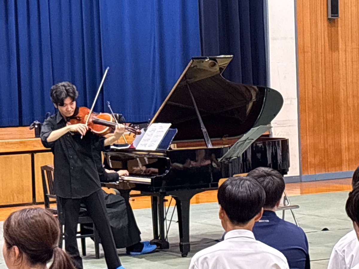 osakakyofficial's tweet photo. 【活動報告】
9月29日-30日
広島県の小中学校にて、学校巡回公演のワークショップを行いました！

■出演者■
Va.園部 真秀
Ob.大上 穂花
Hr.青木 宏朗
Pf.西尾 麻貴さん https://t.co/Z2ANPh57ds