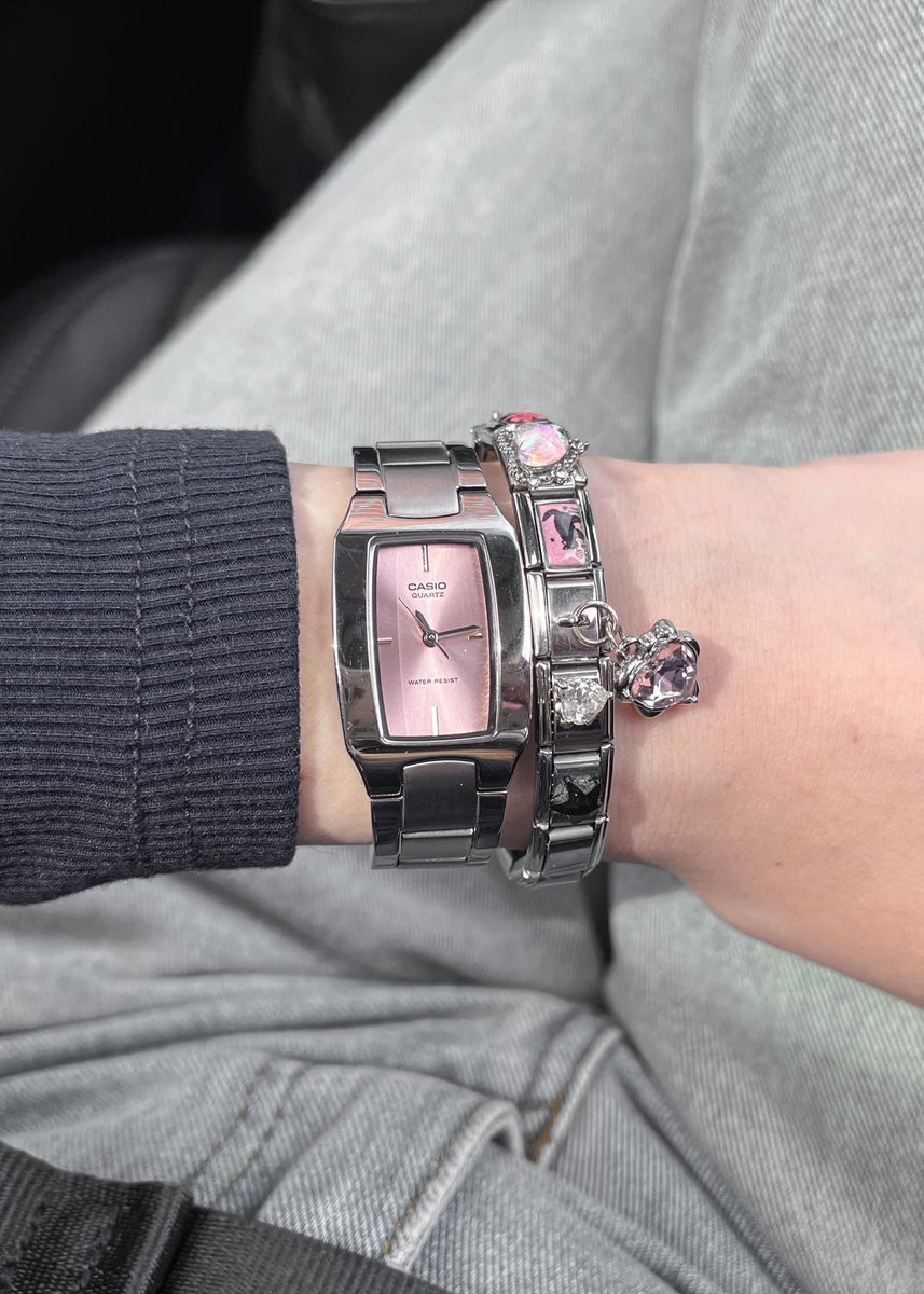 maniesbeli's tweet photo. CASIO PINK MAKIN CAKEP DI PADANIN DENGAN ITALIAN CHARM GINI 🥹💕 https://t.co/6VQDv2EzFU