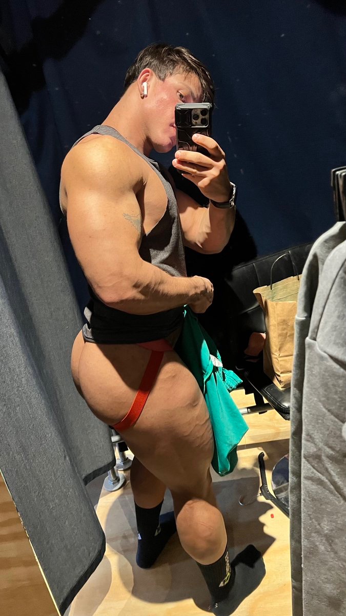 Jhonbotado55's tweet photo. @gioholive eu ia come tanto e deixar esse vendedor deslizando cheio de leite. 
Atentando os clientes. 🔥😮‍💨🤫
Afinal um cu Desse precisa de uma surra gostosa de rola e pisada na cara https://t.co/6SclW5hiGn