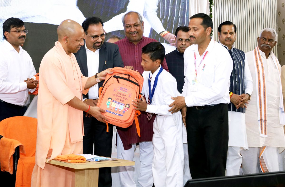 myogiadityanath's tweet photo. बिना भेदभाव के शासन की योजनाओं का लाभ समाज के अंतिम पायदान पर बैठे व्यक्ति तक पहुंचाना सुशासन का मूल मंत्र है।

दिव्यांगजनों के सपनों को नई उड़ान देने और उन्हें समाज की मुख्यधारा से जोड़ने के उद्देश्य से आज जनपद गोरखपुर में 'सेवा संकल्प अभियान' के अंतर्गत विभिन्न प्रकार के सहायक उपकरणों का वितरण किया।

सभी लाभार्थियों को हार्दिक बधाई।