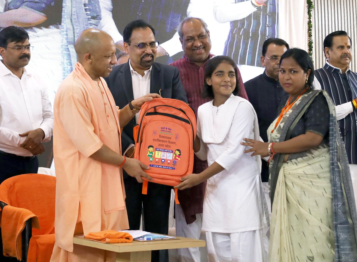 myogiadityanath's tweet photo. बिना भेदभाव के शासन की योजनाओं का लाभ समाज के अंतिम पायदान पर बैठे व्यक्ति तक पहुंचाना सुशासन का मूल मंत्र है।

दिव्यांगजनों के सपनों को नई उड़ान देने और उन्हें समाज की मुख्यधारा से जोड़ने के उद्देश्य से आज जनपद गोरखपुर में 'सेवा संकल्प अभियान' के अंतर्गत विभिन्न प्रकार के सहायक उपकरणों का वितरण किया।

सभी लाभार्थियों को हार्दिक बधाई।