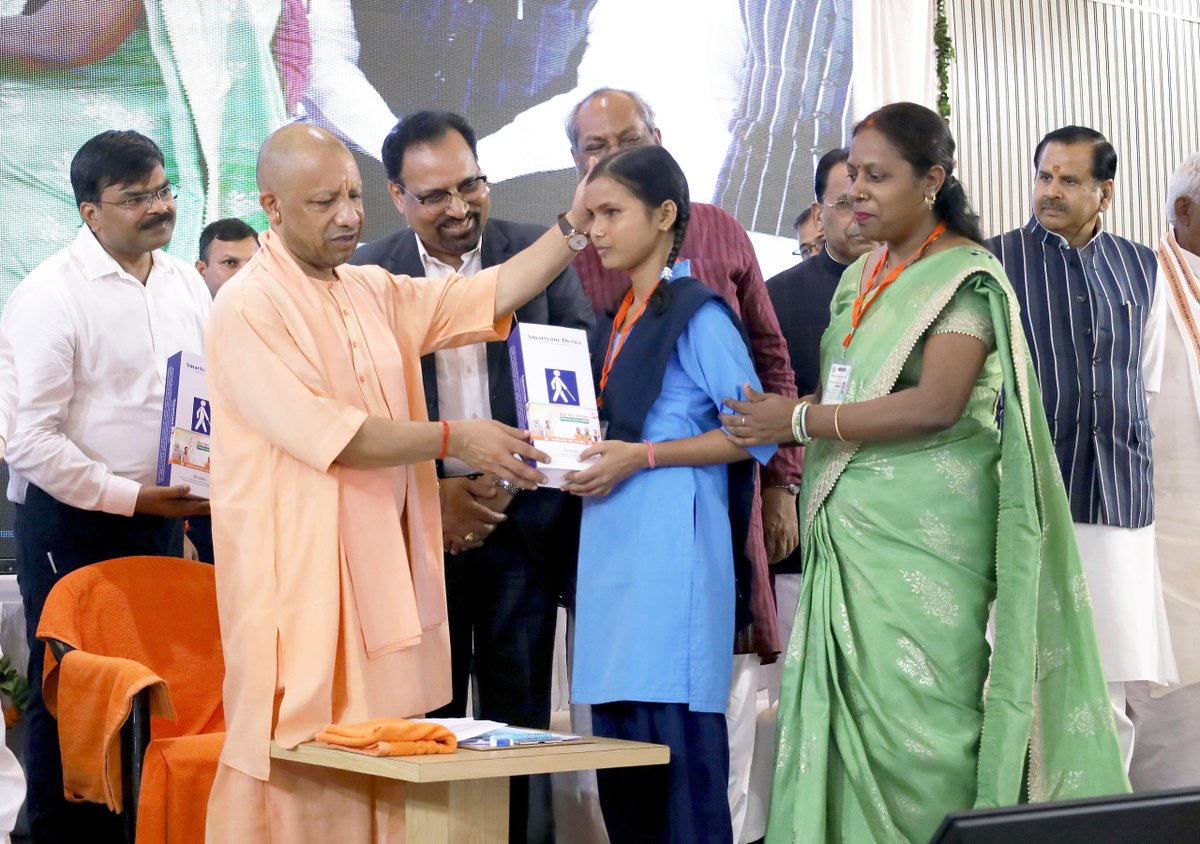 myogiadityanath's tweet photo. बिना भेदभाव के शासन की योजनाओं का लाभ समाज के अंतिम पायदान पर बैठे व्यक्ति तक पहुंचाना सुशासन का मूल मंत्र है।

दिव्यांगजनों के सपनों को नई उड़ान देने और उन्हें समाज की मुख्यधारा से जोड़ने के उद्देश्य से आज जनपद गोरखपुर में 'सेवा संकल्प अभियान' के अंतर्गत विभिन्न प्रकार के सहायक उपकरणों का वितरण किया।

सभी लाभार्थियों को हार्दिक बधाई।