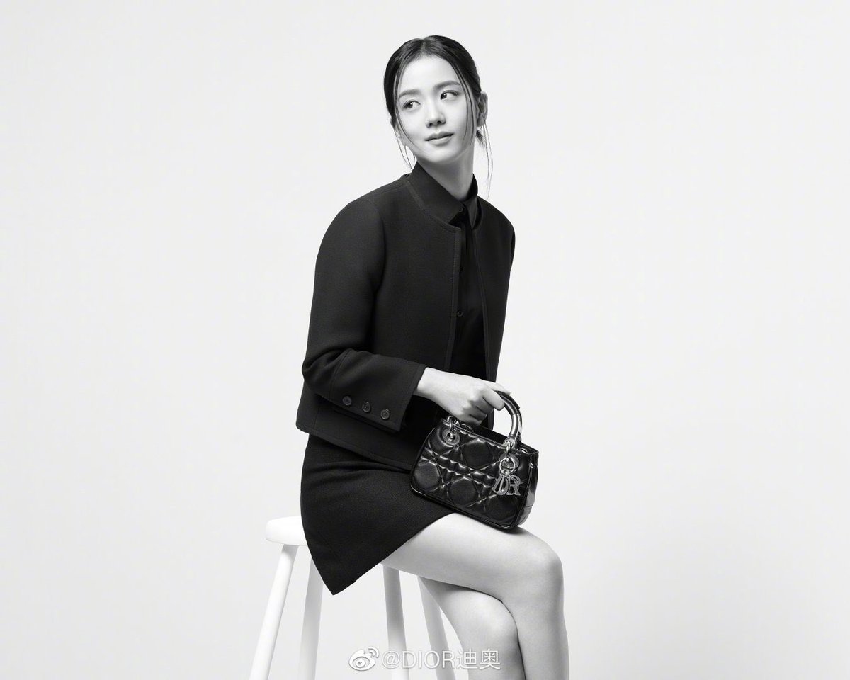vampiresrubies's tweet photo. Van dos años que dicen que Jisoo pasará a segundo termino solo porque Dior invitó a otro idol a un desfile 😭 Siguen sin entender que impacto real en la moda no se refleja en una invitación y likes en redes. Jisoo es mas que eso, es una de las musas de Dior con campañas GLOBALES. https://t.co/iQOhIN4xq5