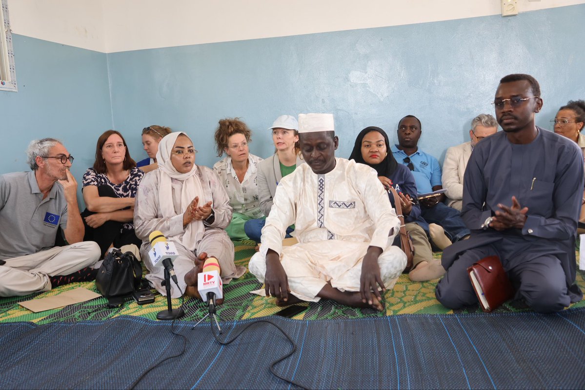 UnhcrTchad's tweet photo. À Oure Cassoni, à l'est du Tchad, faibles pluies et manque d’eau.

Les réfugiés alertent l’@OnuTchad, la ministre de l’Action humanitaire, les ambassadeurs et les représentants diplomatiques.

Les besoins sont immenses et urgents. 

En abris ainsi qu’en services essentiels. En 4 ans, la population du site a plus que triplé, sans hausse des capacités des centres de santé ni des écoles.