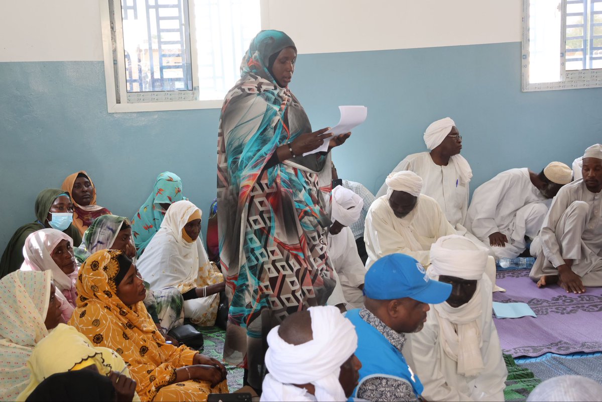 UnhcrTchad's tweet photo. À Oure Cassoni, à l'est du Tchad, faibles pluies et manque d’eau.

Les réfugiés alertent l’@OnuTchad, la ministre de l’Action humanitaire, les ambassadeurs et les représentants diplomatiques.

Les besoins sont immenses et urgents. 

En abris ainsi qu’en services essentiels. En 4 ans, la population du site a plus que triplé, sans hausse des capacités des centres de santé ni des écoles.