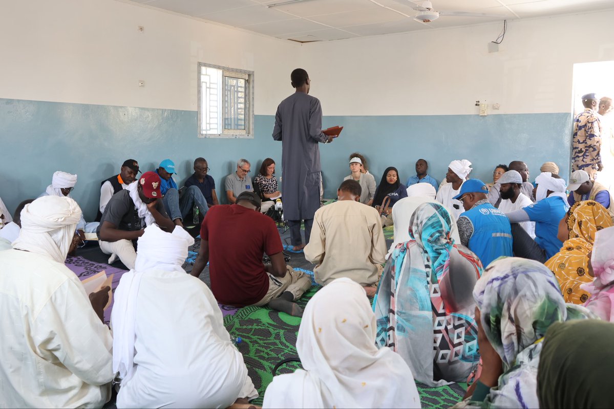 UnhcrTchad's tweet photo. À Oure Cassoni, à l'est du Tchad, faibles pluies et manque d’eau.

Les réfugiés alertent l’@OnuTchad, la ministre de l’Action humanitaire, les ambassadeurs et les représentants diplomatiques.

Les besoins sont immenses et urgents. 

En abris ainsi qu’en services essentiels. En 4 ans, la population du site a plus que triplé, sans hausse des capacités des centres de santé ni des écoles.