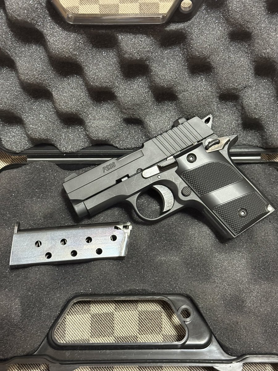 nyaildtiger's tweet photo. Vショーに出展していたP238と一緒にこの2丁が届きましたよ。
試作九四式でっかいなぁ(^^) https://t.co/SWVQ3FTesL