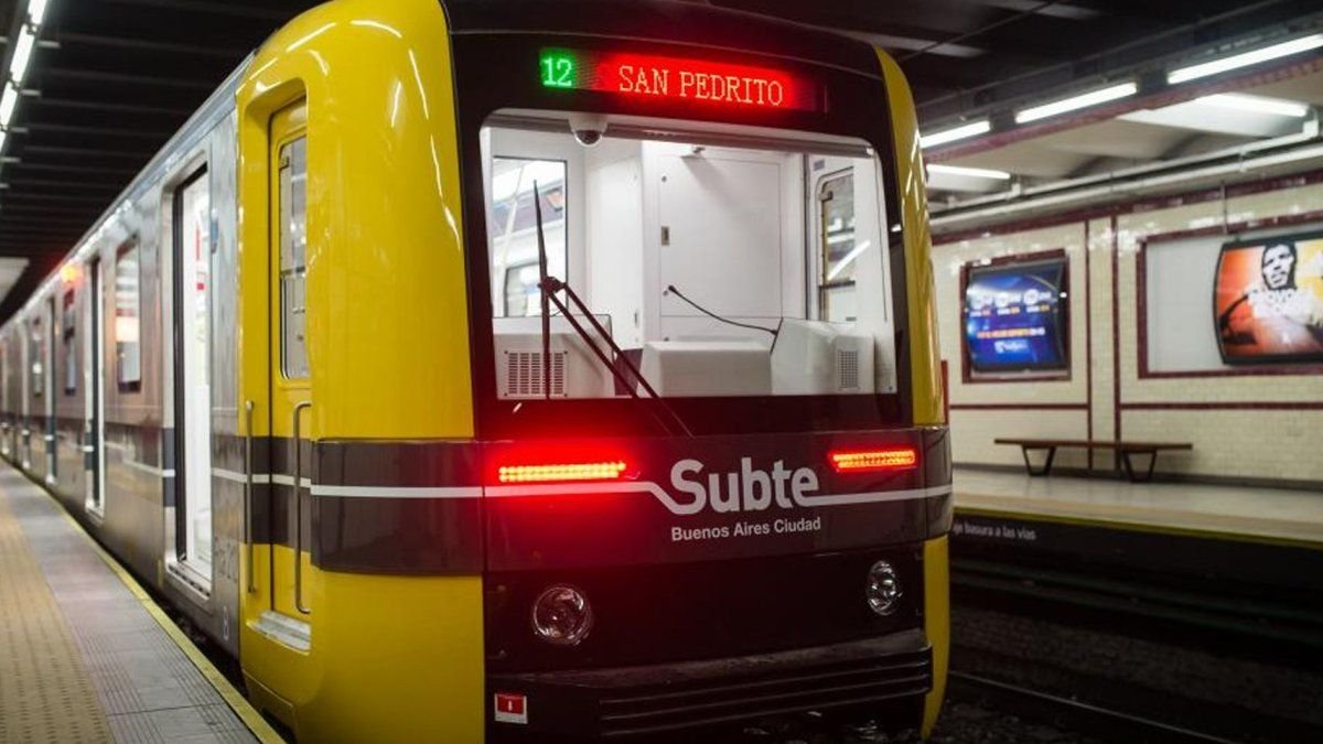 AmbaTransporte's tweet photo. Octubre con O de OTRA VEZ AUMENTOS🫩🫩
Desde el 1ro/10 habrá nuevas tarifas con un incremento del 3,7%
📍Subte pasa a costar $1.817⬆️
📍Colectivo CABA el minimo sera de $920,48⬆️
📍Colectivo PBA el mínimo sera de $1.206,39⬆️ https://t.co/BkVUe3TpGH