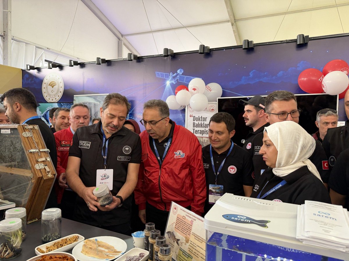 tagemgovtr's tweet photo. 🚀 7’den 70’e bilim ve teknoloji tutkunlarını bir araya getiren @teknofest’te biz de yerimizi aldık!

🌱 Bakanlığımızın @tarimgovtr standında; tarım, teknoloji ve inovasyon alanındaki çalışmalarımızı yakından keşfetmek için tüm ziyaretçilerimizi bekliyoruz.

📍 Yer: Şanlıurfa GAP
📅 Tarih: 30 Eylül – 4 Ekim

Bilim, teknoloji ve tarımın buluştuğu bu heyecana siz de ortak olun! 🌾🔬🚀
@TCTarim @tagemgovtr @teknofest
