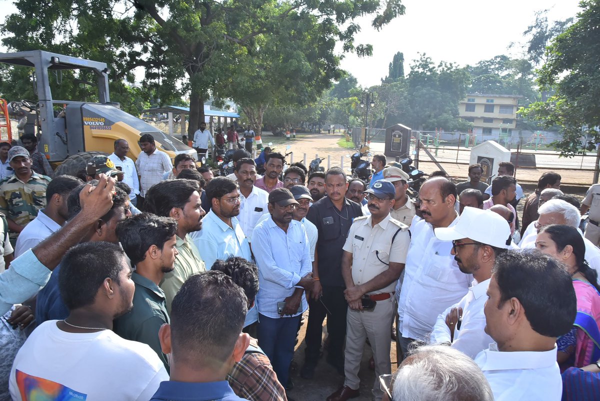 kpsarathyTDP's tweet photo. రేపల్లె పట్టణంలో ముఖ్యమంత్రి శ్రీ నారా చంద్రబాబు నాయుడు గారి ‘పేదల సేవలో’ కార్యక్రమం ఏర్పాట్లలో భాగంగా హెలిప్యాడ్, ప్రజావేదిక, కార్యకర్తల సమావేశం నిర్వహించే ప్రదేశాలను పరిశీలించాను. కార్యక్రమానికి వచ్చే ప్రజలు, కార్యకర్తలకు ఎలాంటి ఇబ్బందులు లేకుండా అవసరమైన ఏర్పాట్లను పటిష్టంగా చేపట్టాలని అధికారులకు సూచించాను.

#KolusuParthaSarathy #ChandrababuNaidu #PedhalaSevalo #Repalle #Bapatla