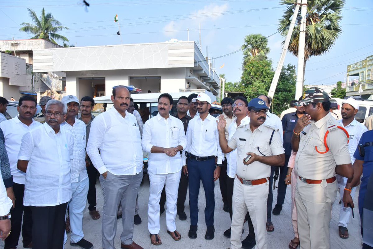 kpsarathyTDP's tweet photo. రేపల్లె పట్టణంలో ముఖ్యమంత్రి శ్రీ నారా చంద్రబాబు నాయుడు గారి ‘పేదల సేవలో’ కార్యక్రమం ఏర్పాట్లలో భాగంగా హెలిప్యాడ్, ప్రజావేదిక, కార్యకర్తల సమావేశం నిర్వహించే ప్రదేశాలను పరిశీలించాను. కార్యక్రమానికి వచ్చే ప్రజలు, కార్యకర్తలకు ఎలాంటి ఇబ్బందులు లేకుండా అవసరమైన ఏర్పాట్లను పటిష్టంగా చేపట్టాలని అధికారులకు సూచించాను.

#KolusuParthaSarathy #ChandrababuNaidu #PedhalaSevalo #Repalle #Bapatla
