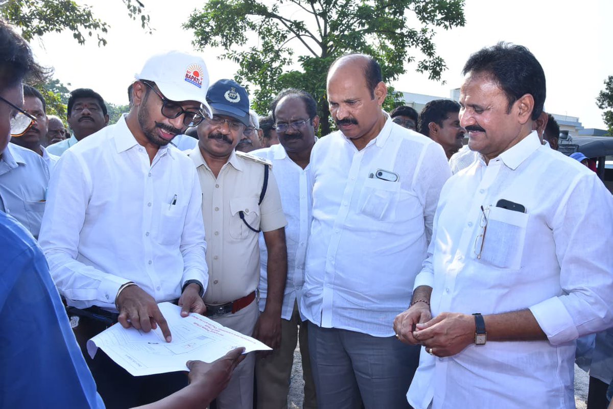 kpsarathyTDP's tweet photo. రేపల్లె పట్టణంలో ముఖ్యమంత్రి శ్రీ నారా చంద్రబాబు నాయుడు గారి ‘పేదల సేవలో’ కార్యక్రమం ఏర్పాట్లలో భాగంగా హెలిప్యాడ్, ప్రజావేదిక, కార్యకర్తల సమావేశం నిర్వహించే ప్రదేశాలను పరిశీలించాను. కార్యక్రమానికి వచ్చే ప్రజలు, కార్యకర్తలకు ఎలాంటి ఇబ్బందులు లేకుండా అవసరమైన ఏర్పాట్లను పటిష్టంగా చేపట్టాలని అధికారులకు సూచించాను.

#KolusuParthaSarathy #ChandrababuNaidu #PedhalaSevalo #Repalle #Bapatla