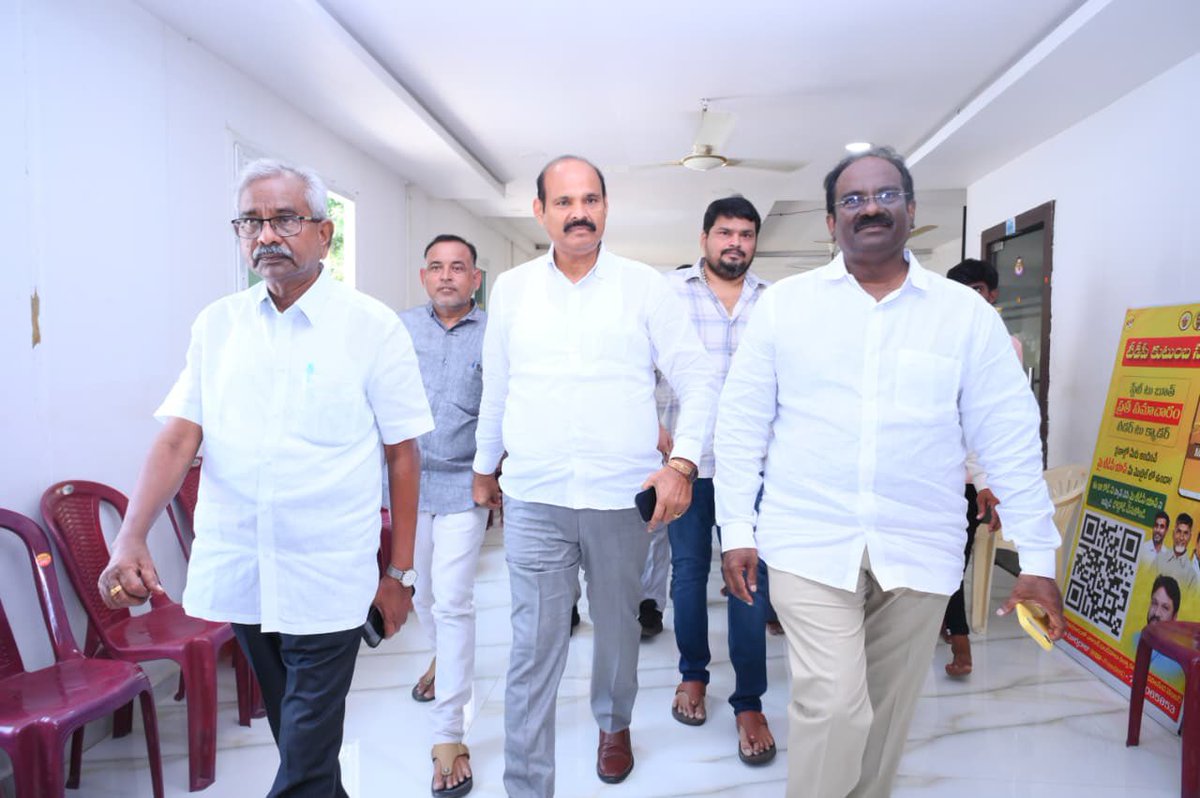 kpsarathyTDP's tweet photo. రేపల్లె పట్టణంలో ముఖ్యమంత్రి శ్రీ నారా చంద్రబాబు నాయుడు గారి ‘పేదల సేవలో’ కార్యక్రమం ఏర్పాట్లలో భాగంగా హెలిప్యాడ్, ప్రజావేదిక, కార్యకర్తల సమావేశం నిర్వహించే ప్రదేశాలను పరిశీలించాను. కార్యక్రమానికి వచ్చే ప్రజలు, కార్యకర్తలకు ఎలాంటి ఇబ్బందులు లేకుండా అవసరమైన ఏర్పాట్లను పటిష్టంగా చేపట్టాలని అధికారులకు సూచించాను.

#KolusuParthaSarathy #ChandrababuNaidu #PedhalaSevalo #Repalle #Bapatla