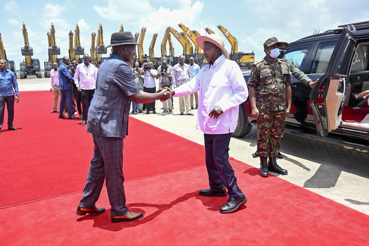 StateHouseUg's tweet photo. President @KagutaMuseveni today joined fellow leaders, including Kenya’s President William Ruto, Ethiopia’s Prime Minister Abiy Ahmed, Togo’s President Jean-Lucien Savi de Tové and Benin’s President Patrice Talon, at the groundbreaking ceremony of the Dangote East Africa Refinery in Lamu, Kenya.