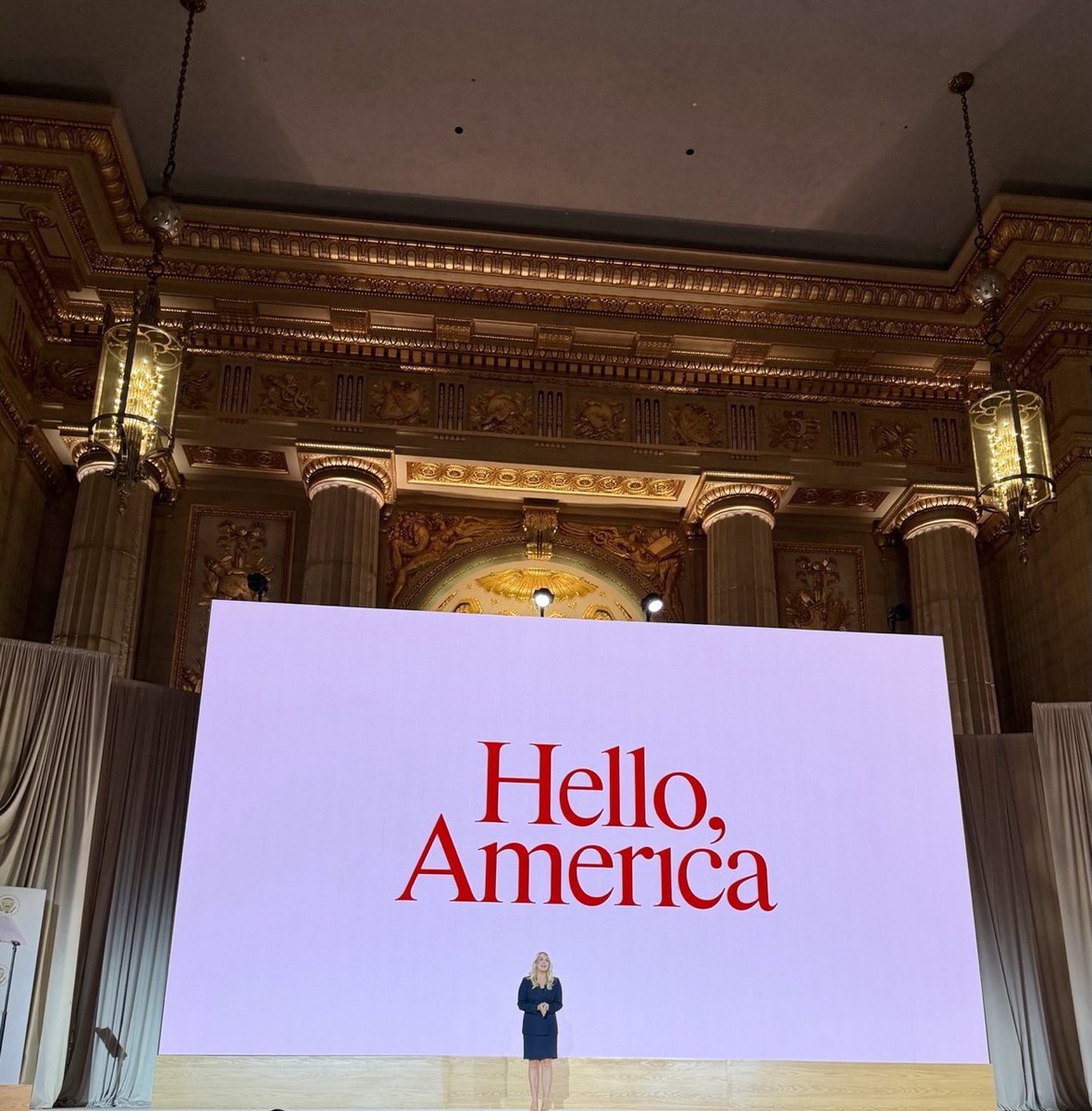 UnderSecE's tweet photo. Yesterday, @POTUS launched https://t.co/xWPxn68bnU. It’s not just a website, but a restoration of America's founding promise and a reinvention of government for the 21st century and beyond. We never shrink from a challenge. We build bigger, better, smarter. https://t.co/vkiImVD8nJ