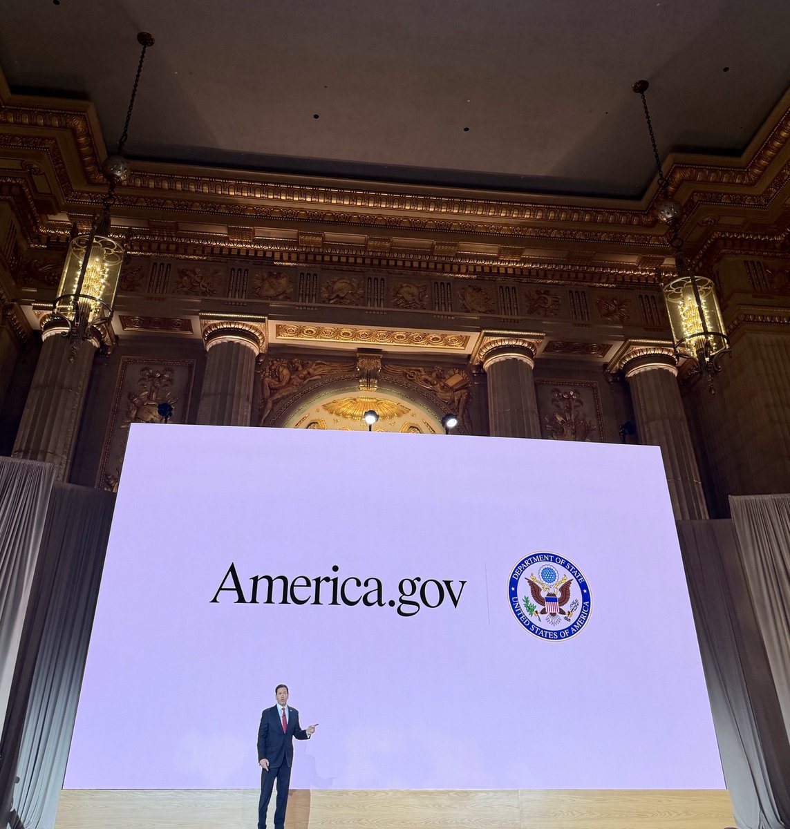 UnderSecE's tweet photo. Yesterday, @POTUS launched https://t.co/xWPxn68bnU. It’s not just a website, but a restoration of America's founding promise and a reinvention of government for the 21st century and beyond. We never shrink from a challenge. We build bigger, better, smarter. https://t.co/vkiImVD8nJ