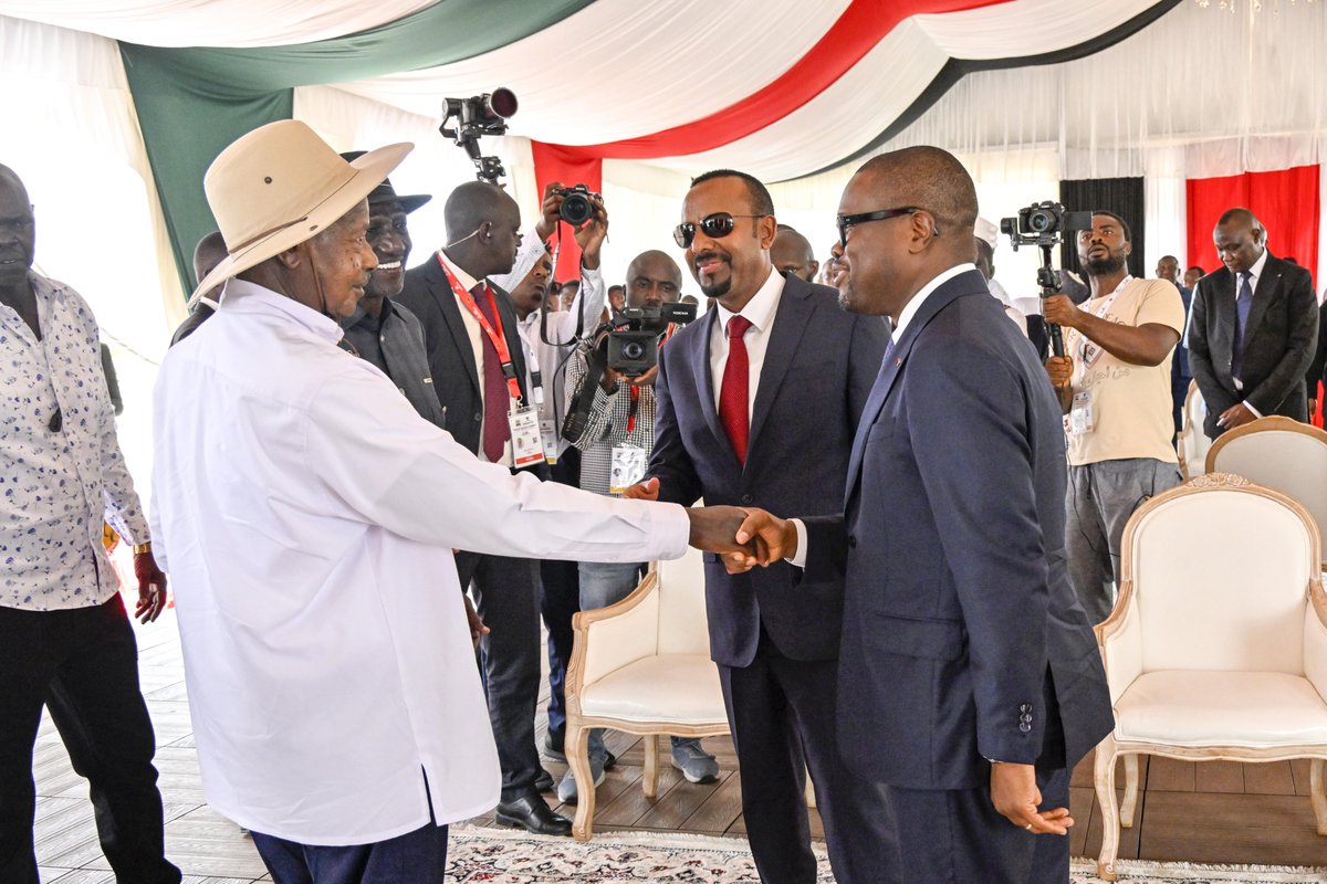 StateHouseUg's tweet photo. President @KagutaMuseveni today joined fellow leaders, including Kenya’s President William Ruto, Ethiopia’s Prime Minister Abiy Ahmed, Togo’s President Jean-Lucien Savi de Tové and Benin’s President Patrice Talon, at the groundbreaking ceremony of the Dangote East Africa Refinery in Lamu, Kenya.