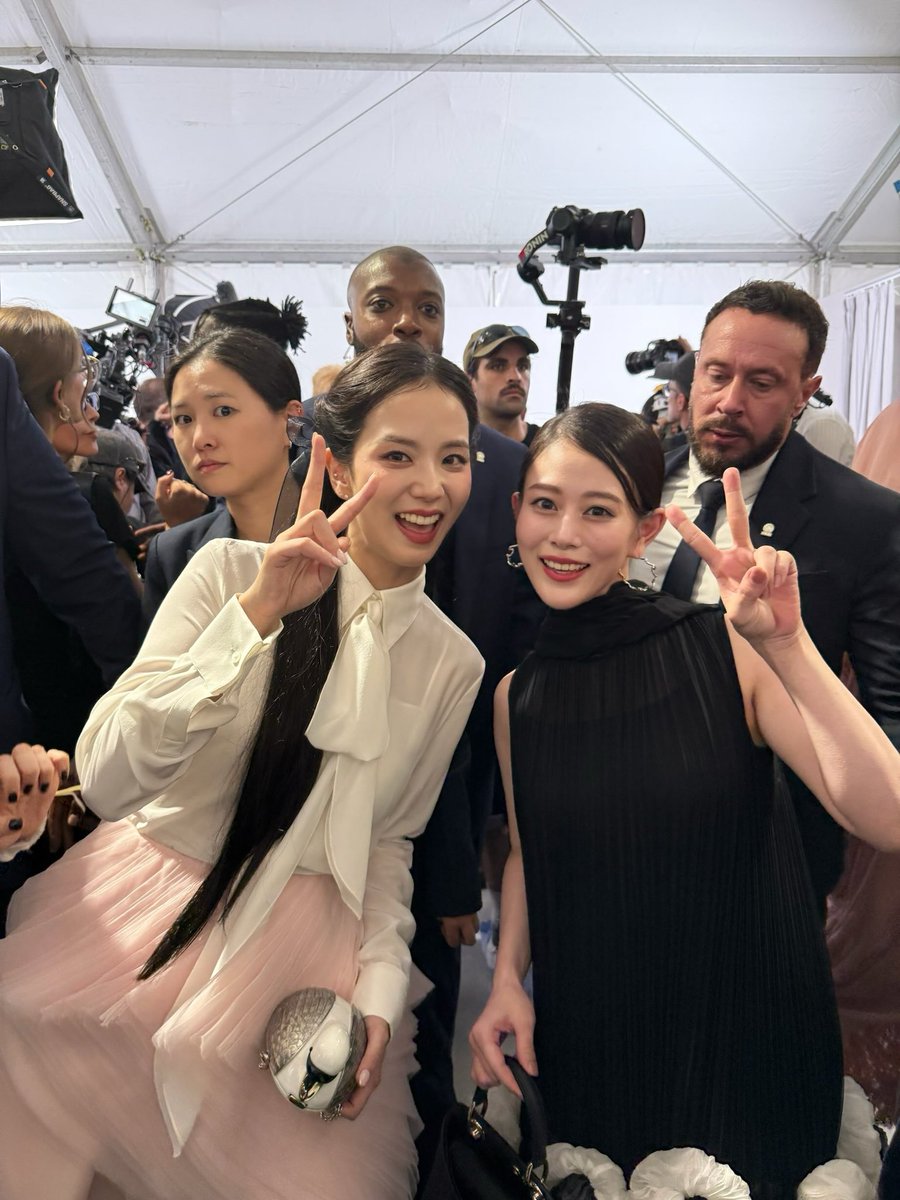 Jsooui103's tweet photo. JISOO &amp; Mitsuki Takahata https://t.co/XjjtVsciwv