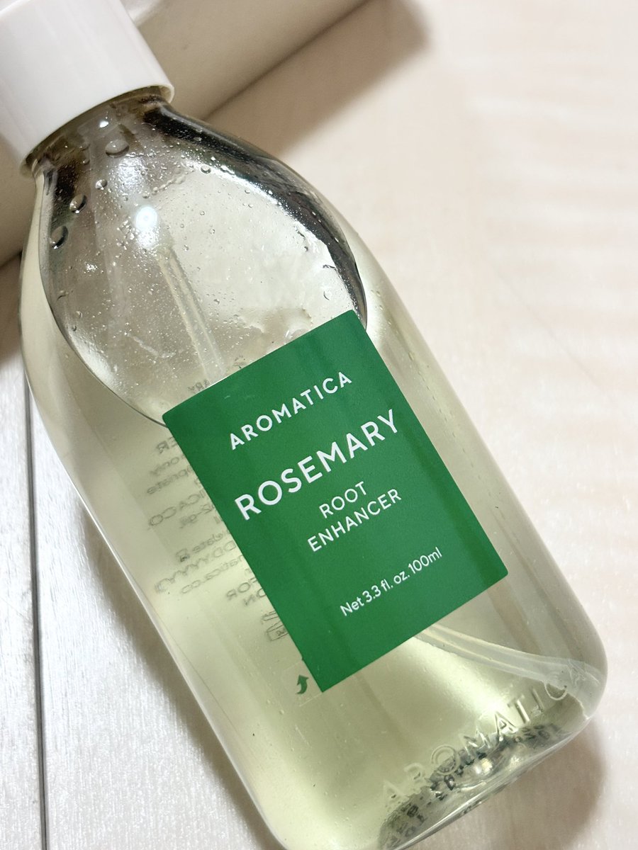 pukakyon's tweet photo. PR🌿AROMATICA

頭皮ケアもちゃんとしたくて使ってみた
「ローズマリー ルートエンハンサー」🫧

頭皮にシュッと吹きかけて使うタイプで、ローズマリーの香りがすっきり🌿
ベタつかず使いやすいから、毎日の頭皮ケアに取り入れやすい◎
風呂キャンの私的にも匂いが気にならなくて良い（笑）

✔︎ 頭皮の乾燥が気になる
✔︎ 髪のボリューム不足が気になる
✔︎ 頭皮環境を整えたい

って人におすすめ✨

そしてQoo10メガ割期間は10/1〜10/9！
エンハンサー＆ティーツリートニックの1+1セットが最大27%OFF→3,217円に🛒💚

🔗 https://t.co/OzycMJs9ah

#AROMATICA #アロマティカ #頭皮ケア #頭皮無臭 #Qoo10 #Qoo10おすすめ