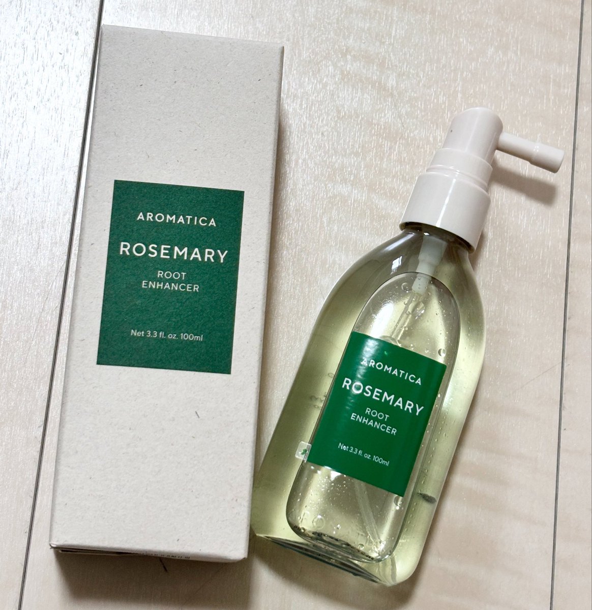 pukakyon's tweet photo. PR🌿AROMATICA

頭皮ケアもちゃんとしたくて使ってみた
「ローズマリー ルートエンハンサー」🫧

頭皮にシュッと吹きかけて使うタイプで、ローズマリーの香りがすっきり🌿
ベタつかず使いやすいから、毎日の頭皮ケアに取り入れやすい◎
風呂キャンの私的にも匂いが気にならなくて良い（笑）

✔︎ 頭皮の乾燥が気になる
✔︎ 髪のボリューム不足が気になる
✔︎ 頭皮環境を整えたい

って人におすすめ✨

そしてQoo10メガ割期間は10/1〜10/9！
エンハンサー＆ティーツリートニックの1+1セットが最大27%OFF→3,217円に🛒💚

🔗 https://t.co/OzycMJs9ah

#AROMATICA #アロマティカ #頭皮ケア #頭皮無臭 #Qoo10 #Qoo10おすすめ