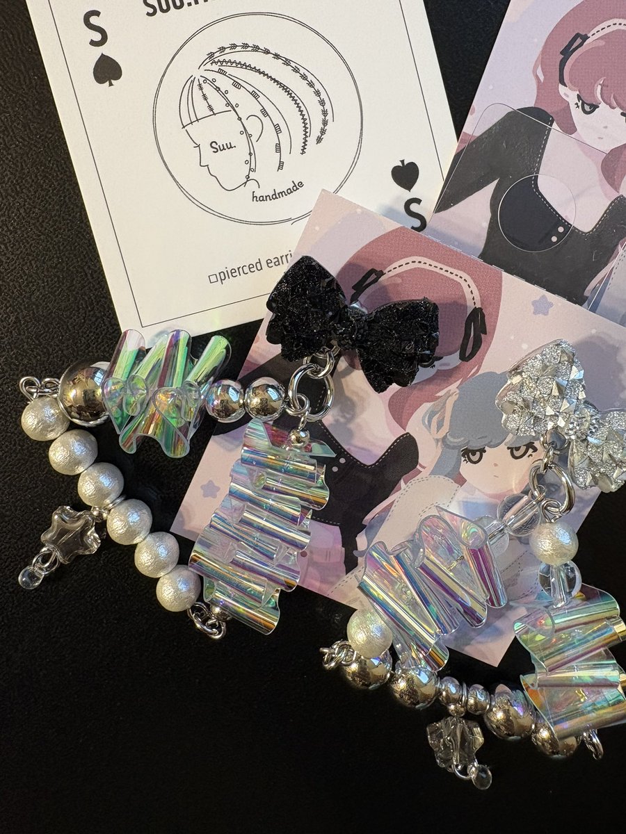suu_handmade19's tweet photo. @ka2_club_ 🖤 MONOTONE × SPARKLE ✨
モノトーンでまとめたキラキラなピアス
トップはサージカルステンレスで金属アレルギー対応です😊
一点ものなので出会いを楽しんでください♡
#デザフェス64お品書き 
#デザフェス64 https://t.co/JD5ZayH02f