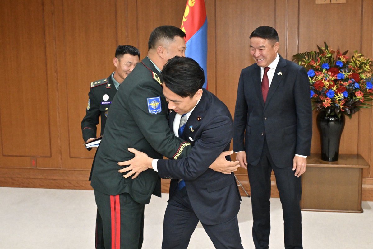 shinjirokoiz's tweet photo. モンゴルの空軍司令官とモンゴル相撲の話で盛り上がり、少し組んでみた。若い頃にモンゴル相撲をやってたらしく、びくともしない…。 https://t.co/hffWvyWQMI