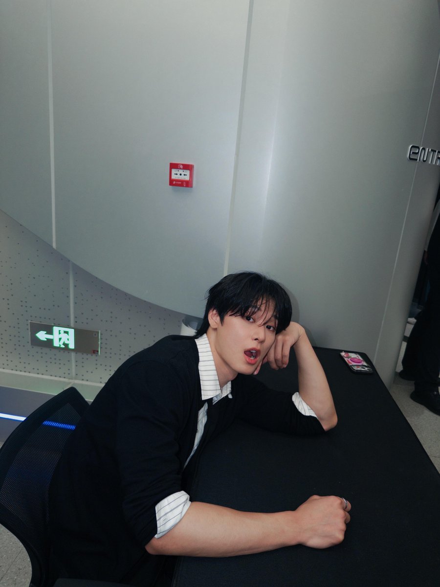 VVAN_o's tweet photo. 바보 https://t.co/LV8lwpepTR