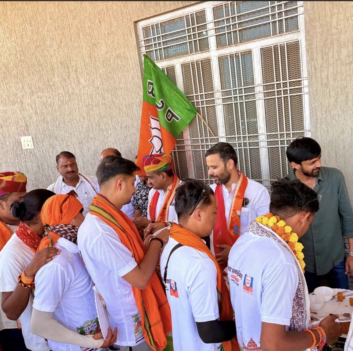 RaichandBagdee's tweet photo. सेवा संकल्प अभियान के अंतर्गत वाराणसी से वडनगर की ओर चल रही सेवा संकल्प यात्रा के आज केकड़ी विधानसभा के जूनिया ग्राम में पहुंचने पर स्वागत एवं अभिनंदन करने का सौभाग्य प्राप्त हुआ।

इस अवसर पर केकड़ी विधायक श्री शत्रुघ्न गौतम जी, भाजपा प्रदेश महामंत्री डॉ. मिथिलेश गौतम जी, https://t.co/wxiSUXiOEH