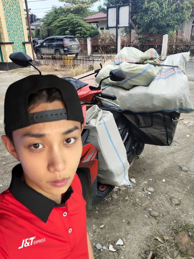 limlouisi's tweet photo. @Chokufn boleh tapi mahal ongkirnya dianter sama abang2 j&amp;t yang ini https://t.co/wplYkbAYpn