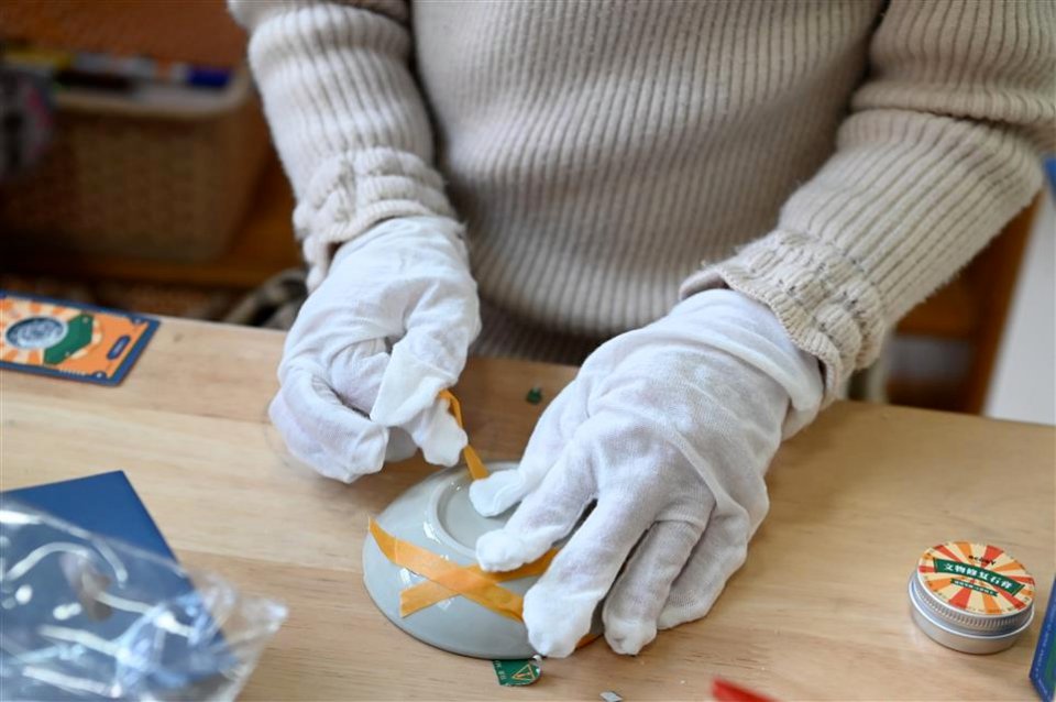 jamie_o_127_9ec's tweet photo. [Need a quick fix for worn-out items No need to panic! Master the art of applying, spreading, and using adhesive to seal any gaps seamlessly—simple, practical solutions at your fingertips.] https://t.co/XZ9YljnFNY
