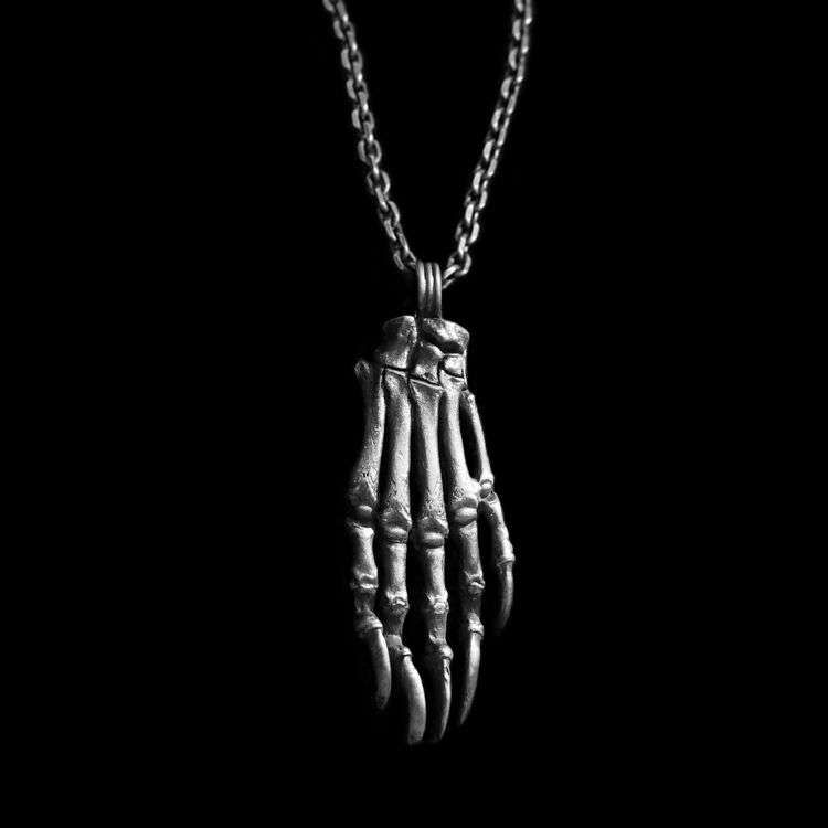mensskull's tweet photo. A pendant changes an outfit from the center line outward. The chain, the shape and the space around it all become part of the composition. https://t.co/gHUAiUrEem
