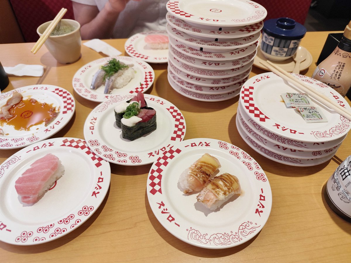 training_kouta's tweet photo. 恋人と新宿のスシローで食べてる🐻🍣 https://t.co/UH7kCAdpIL