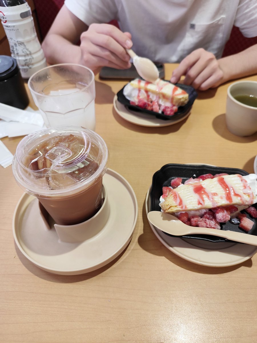 training_kouta's tweet photo. 恋人と新宿のスシローで食べてる🐻🍣 https://t.co/UH7kCAdpIL