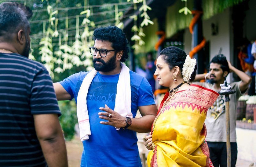PragathiRShetty's tweet photo. Four years of ‘Kantara’. ❤️

‘ಕಾಂತಾರ’ ನನಗೆ ಕೇವಲ ಒಂದು ಸಿನಿಮಾ ಅಲ್ಲ. ನಮ್ಮ ಮಣ್ಣಿನ ಸೊಗಡು, ನಮ್ಮ ಜನರ ಬದುಕು, ನಮ್ಮ ನಂಬಿಕೆ ಮತ್ತು ನಮ್ಮ ಸಂಸ್ಕೃತಿಯನ್ನು ತೆರೆಮೇಲೆ ಕಟ್ಟಿಕೊಟ್ಟ ಒಂದು ಸುಂದರ ಪಯಣ.

From the first sketch to the final look, every costume was created with one thought, to stay true to the world of ‘Kantara’.

Every character, every fabric and every little detail had a story behind it. We wanted every look to feel natural, real and rooted in the world of ‘Kantara’.

ನಮ್ಮ ಜೊತೆ ನಿಂತ ಇಡೀ ತಂಡಕ್ಕೂ, ಈ ಕಥೆಯನ್ನು ತಮ್ಮದೇ ಕಥೆಯಂತೆ ಸ್ವೀಕರಿಸಿದ ಪ್ರತಿಯೊಬ್ಬರಿಗೂ ಹೃದಯಪೂರ್ವಕ ಧನ್ಯವಾದಗಳು. 🙏🏽

Four years later, ‘Kantara’ still feels very special.

A film that changed our lives. ❤️

#4YearsOfKantara #RishabShetty #Kantara #PragathiRishabShetty