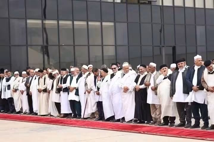 tawfiqgrira172's tweet photo. مع احترامنا الكامل لشخوصهم وعائلاتهم لكن لو ان فيهم عشرة نفار مؤثرين وعندهم كلمة وزما نقولوا يحلوا ويربطوا راهم مش واقفين طابور بيستقبلوا المنفي 

ولو عندهم حكمة في روسهم راهو دارو حل للبلاد او اقل شي خذوا موقف باعتبار انهم "مشائخ واعيان وحكماء " https://t.co/hIOA3CjgRv