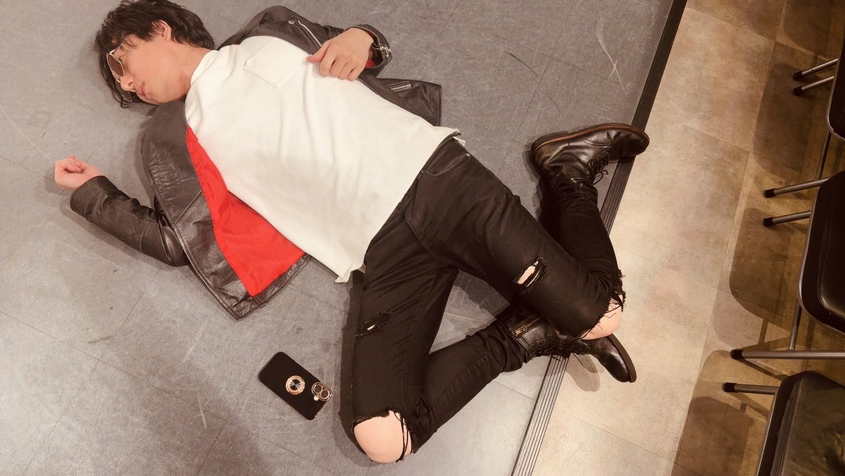 InafStroganoff's tweet photo. 泣き止むことを知らない東京の涙は、今日も俺の肩を濡らす。
明日はどうだろう。
知らねっ。俺は天気予報士じゃねーっつーの。
泣くなよ。
泣いていいのは俺の胸の中だけだぜ。

#デューズポエム
#デューズライブ https://t.co/8aERo3pRbg