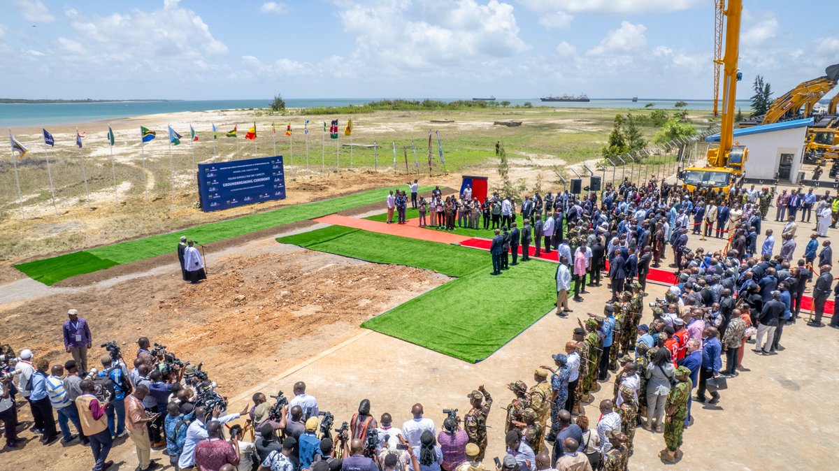 WilliamsRuto's tweet photo. But this is more than a refinery. It is an integrated industrial complex featuring a 1,000MW power plant, plastic factory and the manufacturing of fertilisers and chemicals. https://t.co/WZjLAimQzO
