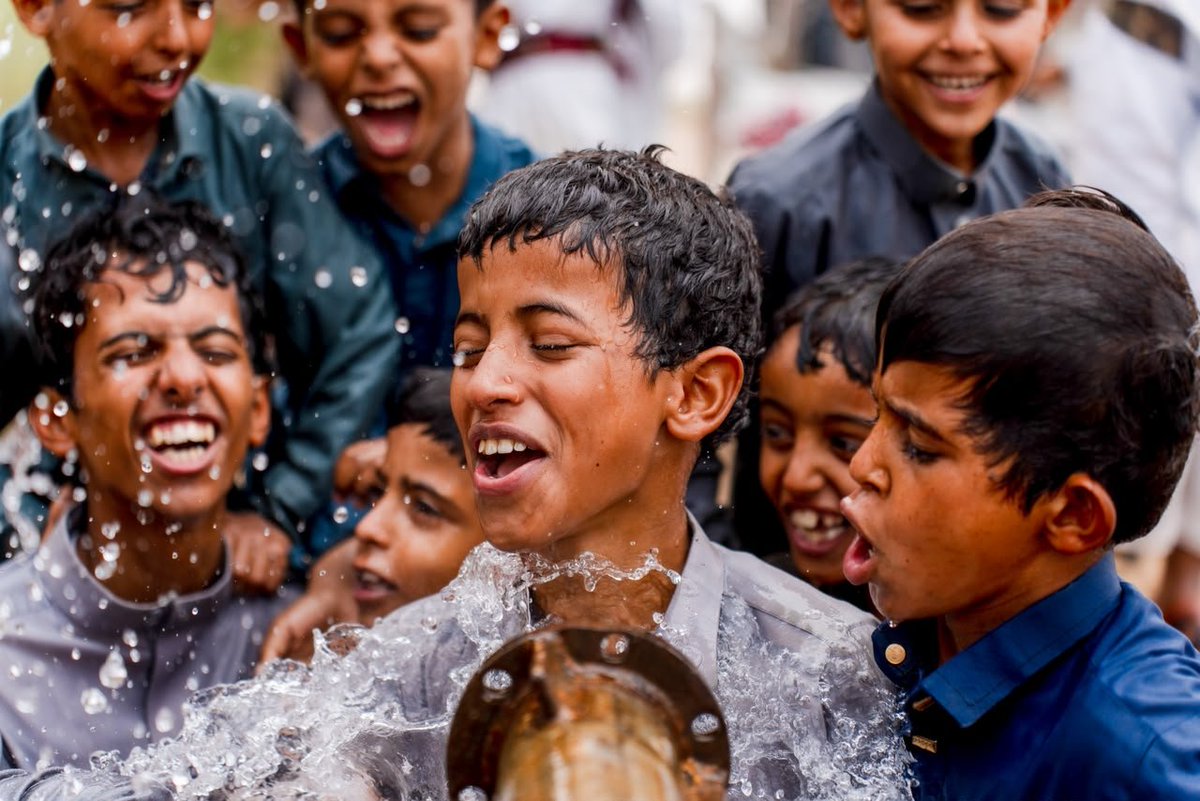 pulse_hadramou's tweet photo. من آبار حريب في #مأرب الى بيوت أهلها.. رحلة ماء تصنع اثرا 💧

مشاهد توثق مرحلة الضخ التجريبي لمشروع تعزيز الأمن المائي بالطاقة المتجددة https://t.co/MVIVJUNTzL