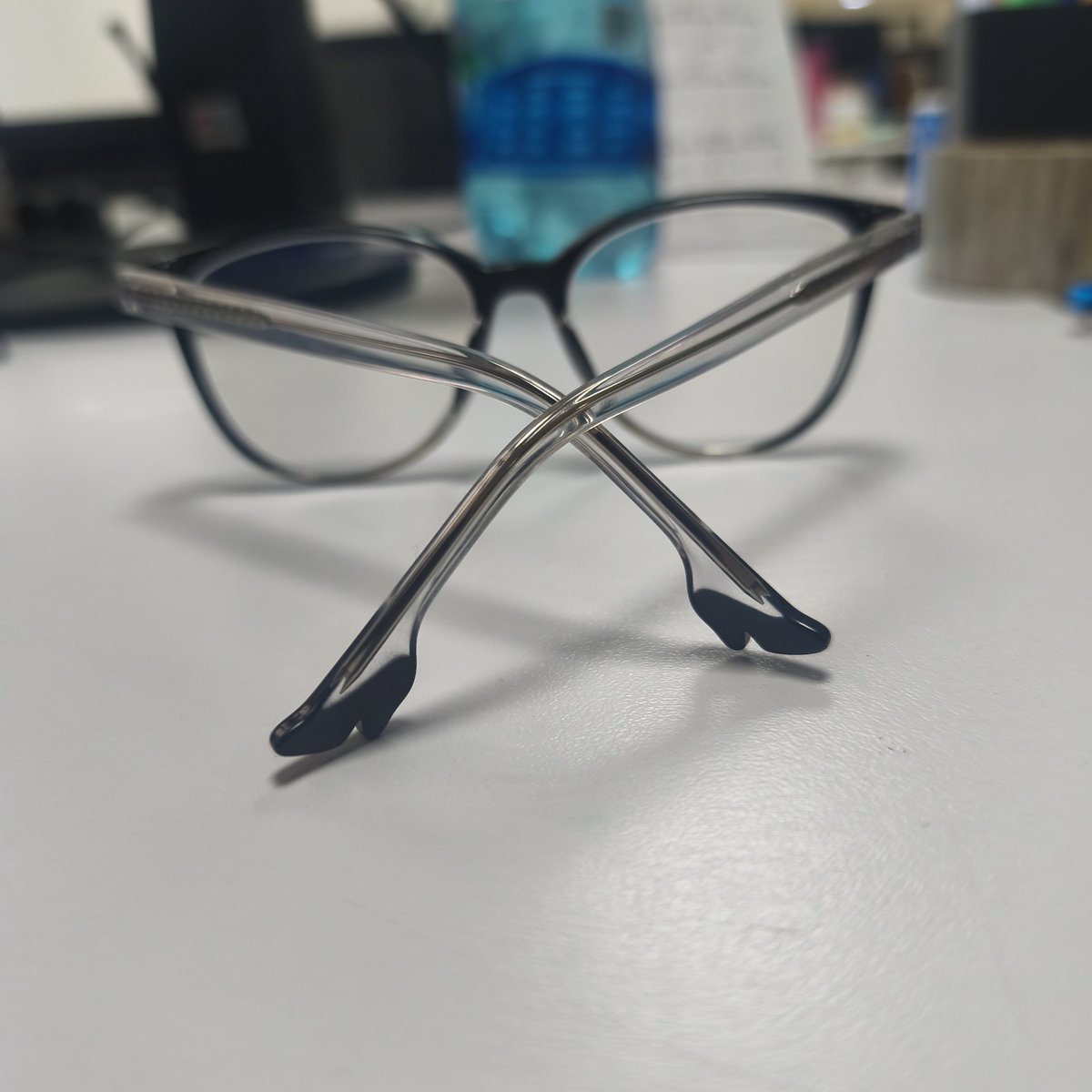 universser's tweet photo. gente minha colega comprou um óculos novo e só hoje percebeu que a ponta deles tem dois saltinhos, fizemos um ensaio fotográfico do óculos agora 🗣️ https://t.co/rJ7u4vubeI