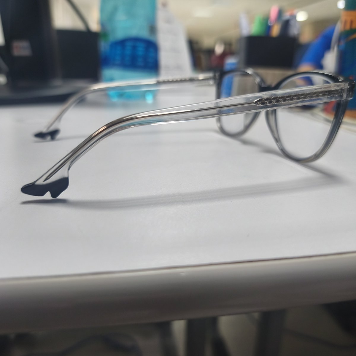 universser's tweet photo. gente minha colega comprou um óculos novo e só hoje percebeu que a ponta deles tem dois saltinhos, fizemos um ensaio fotográfico do óculos agora 🗣️ https://t.co/rJ7u4vubeI
