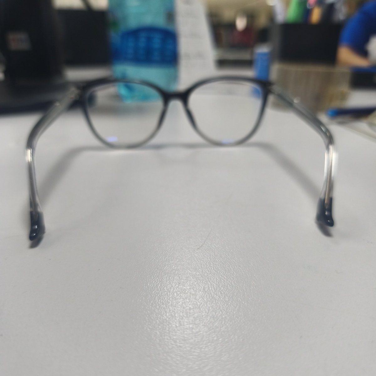 universser's tweet photo. gente minha colega comprou um óculos novo e só hoje percebeu que a ponta deles tem dois saltinhos, fizemos um ensaio fotográfico do óculos agora 🗣️ https://t.co/rJ7u4vubeI