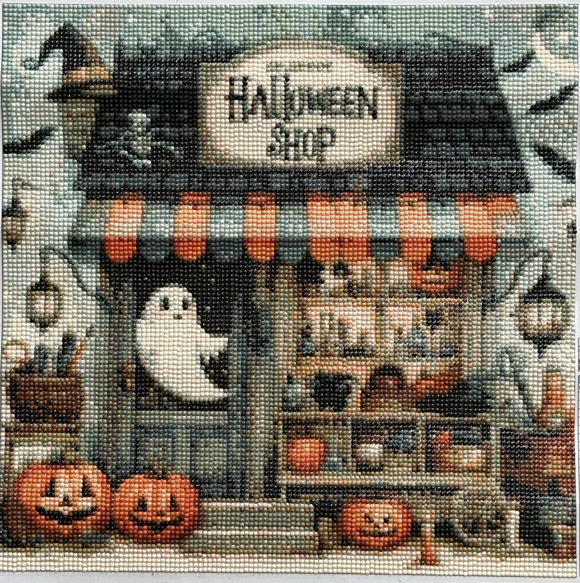 sotasakura9's tweet photo. 💎27作品目

🗓️2026.9.20〜9.30
＊ ハロウィン
＊40×40
＊⚪︎ 22color

久しぶりのラウンド✨
色々としんどい時期に重なってしまい暗めカラーに気持ちが上がらない中の制作。
完成みたら、おばけとかぼちゃ🎃かわいいかもって少し元気でました💎
来年のハロウィンは元気なデザインをやりたいかな😅 https://t.co/Lue0bUIjcv
