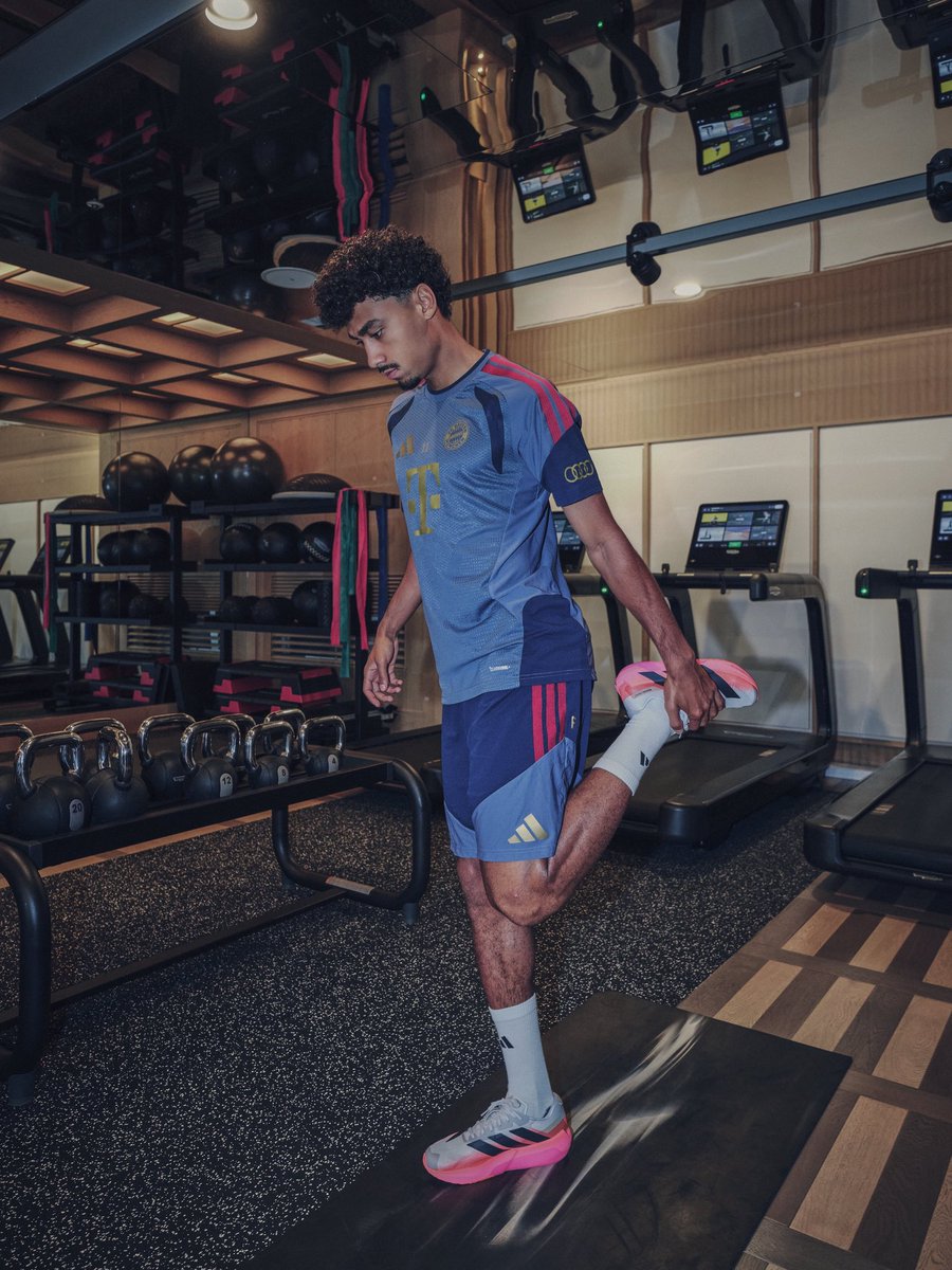 FCBayernES's tweet photo. Fuerza y velocidad, ASEGURADAS 🤝🔒 
  
Adizero Dropset Pro. Diseñadas para levantar más peso y moverte más rápido. 💨💪 
  
 #AdizeroDropset #GoFullHybrid https://t.co/eHXdPmfYZC