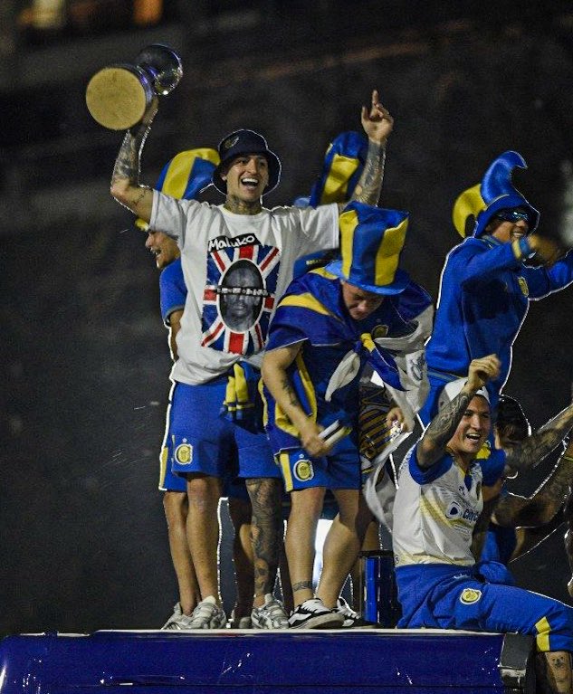 sudanalytics_'s tweet photo. ‼️🇦🇷 Gaston Ávila, con una REMERA CON LA BANDERA BRITÁNICA Y LA CARA DE VERÓN, durante los festejos de Rosario Central. https://t.co/4I1KspD8y9
