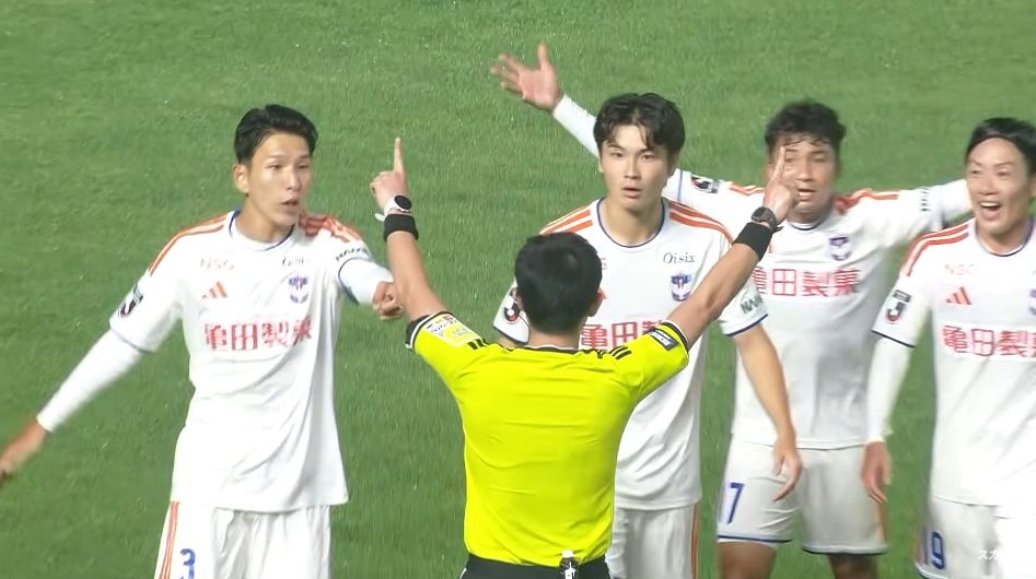domesoccer's tweet photo. ブログ更新：アルビレックス新潟、ルヴァン杯松本山雅戦での判定についてJFAとJリーグに意見書提出 #yamaga #albirex
https://t.co/RuWcBVS8RR https://t.co/9pRZo7O4B9