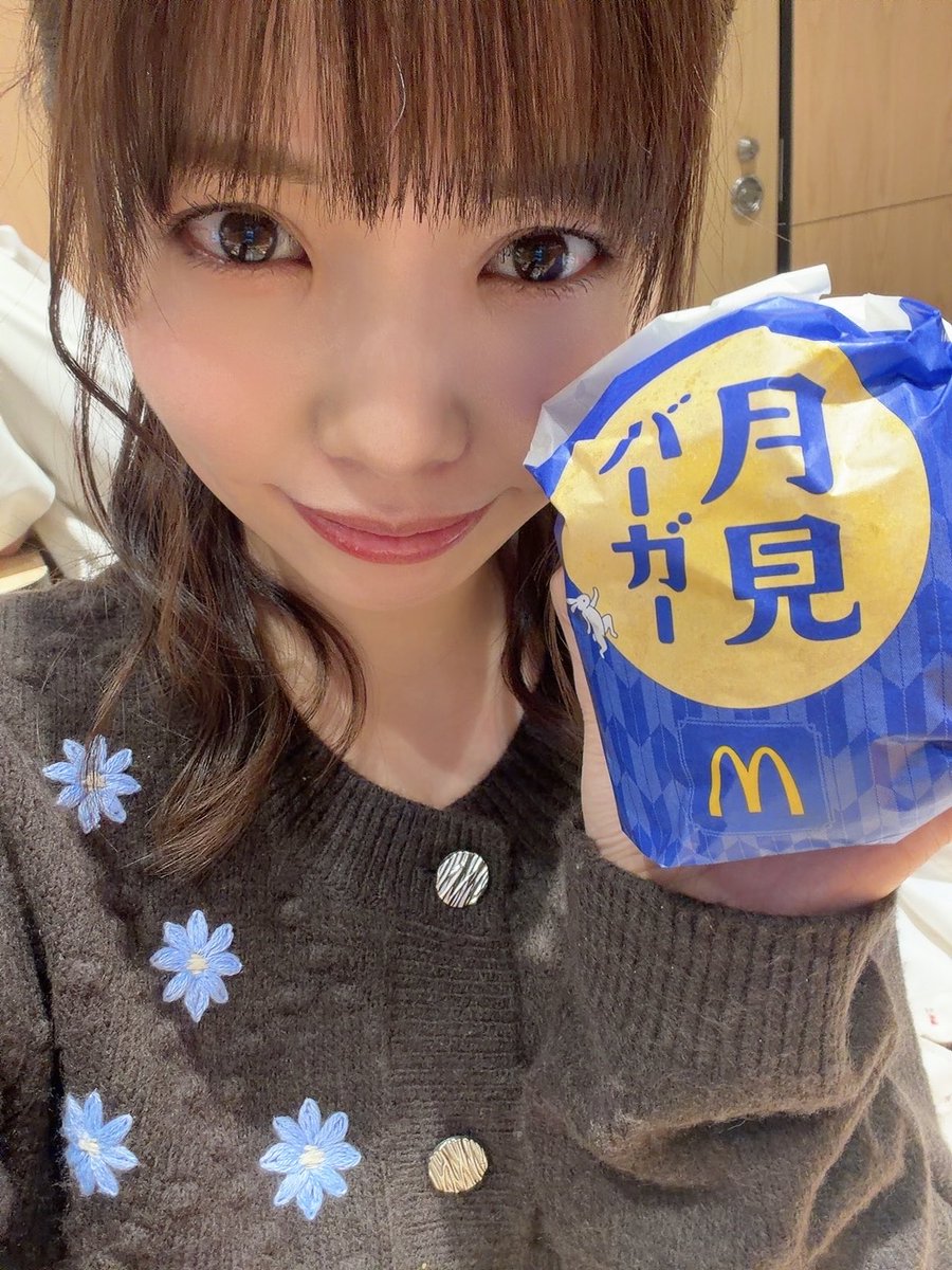 maichan_F_0921's tweet photo. #ゆかまい劇場公演デビュー14周年
記念配信ありがとう〜💫

カラオケで2時間、思い出の曲をたくさん歌わせていただいたよ🎤💕

はやくまたステージに立ちたい気持ちでいっぱいになりました！
15年目も、どうぞよろしくね✌️

15年目、最初のお仕事のご褒美に、
月見バーガーを食べました🐇幸!
#HKT48 #にっこにこ2期