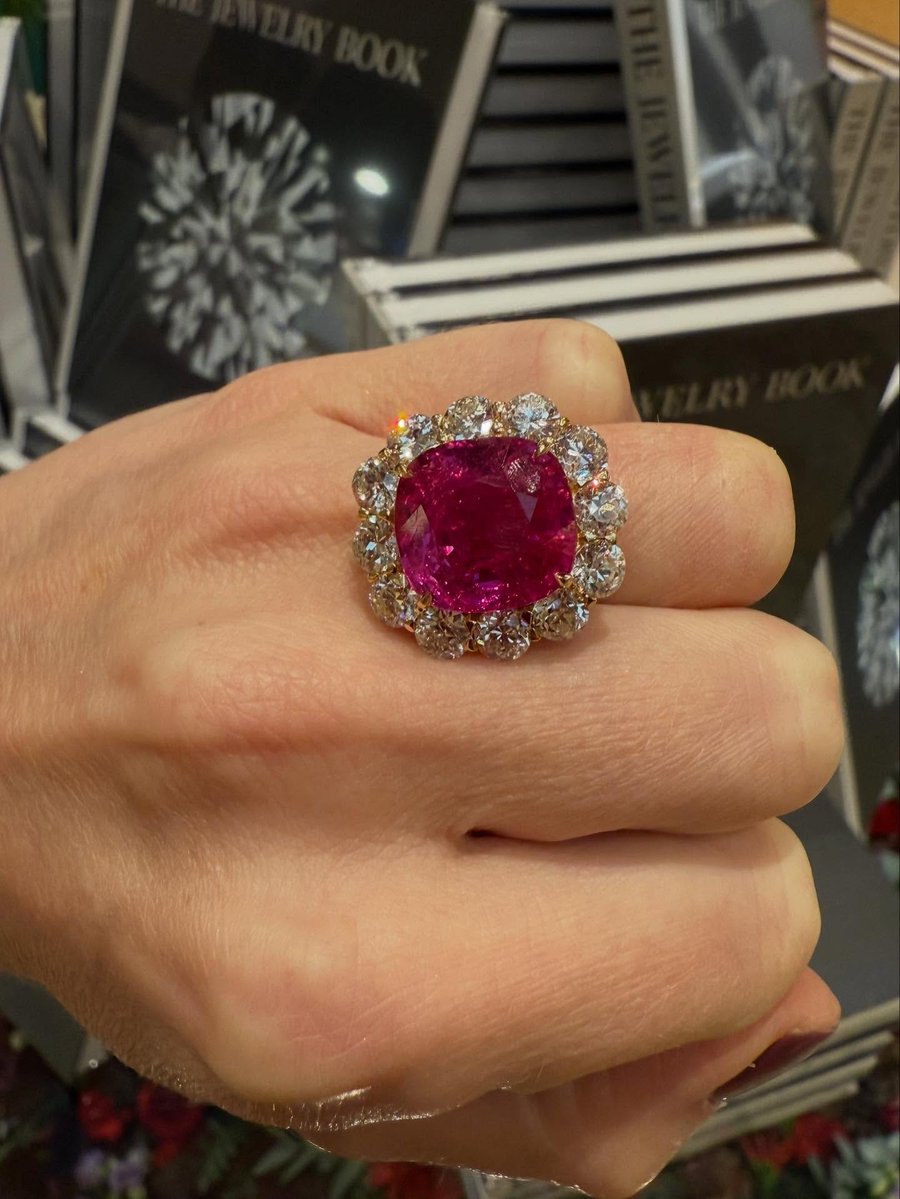 Weddingsouioui's tweet photo. @ sophie.stevens87
...
Another gemmy delight coming up at Christie’s Geneva on 11 November - a 15.04-carat ruby/pink sapphire from Burma (Myanmar) set in a diamond ring.
@ christiesjewels #christiesjewels #ruby #pinksapphire #ring https://t.co/i80WeSMvNS