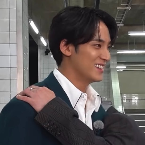 gyustarlit's tweet photo. i miss your pretty smile :( https://t.co/H97Teln0py