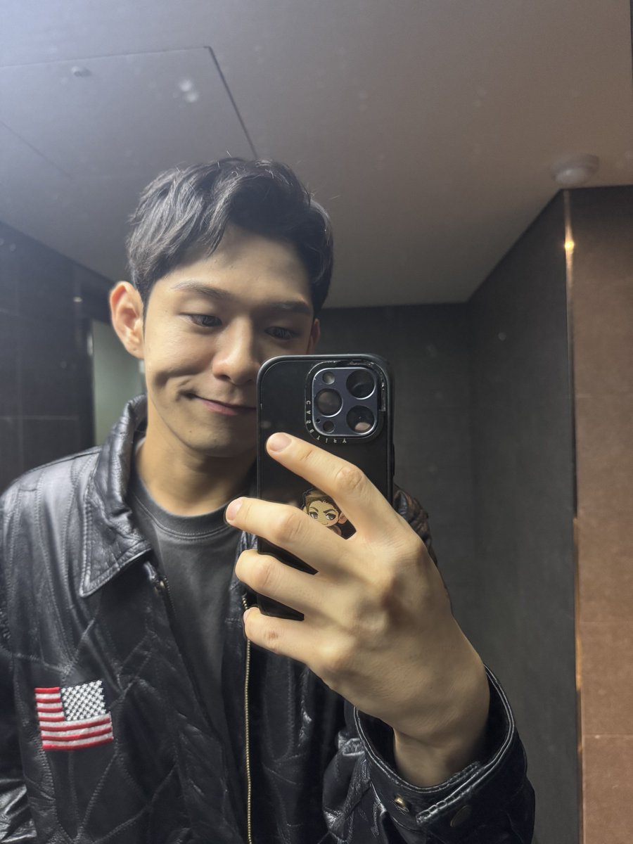 h93bz's tweet photo. 와 미친 케이스에 있는 스티커 처음 봤어요..
엄청 궁금했는데 남민우씨 스티커 인가요?? https://t.co/gzWFK9eZG3